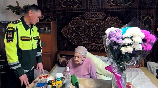  Российские летчики и военные автоинспекторы посетили вдов и дочерей бывших военнослужащих - Sputnik Кыргызстан