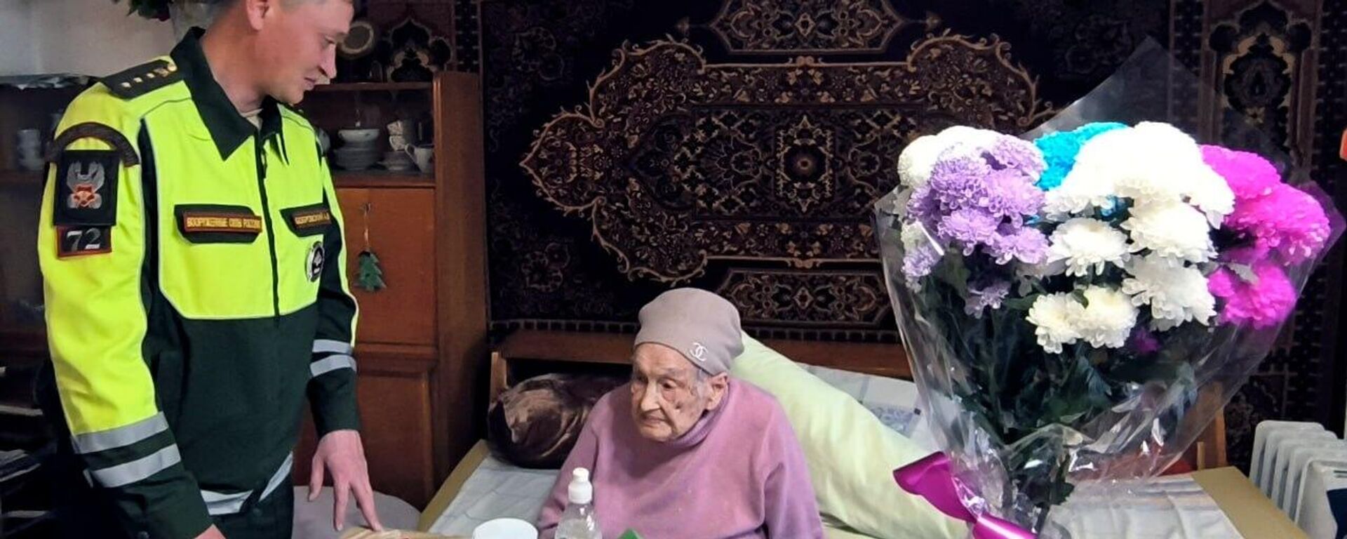  Российские летчики и военные автоинспекторы посетили вдов и дочерей бывших военнослужащих - Sputnik Кыргызстан, 1920, 07.03.2026