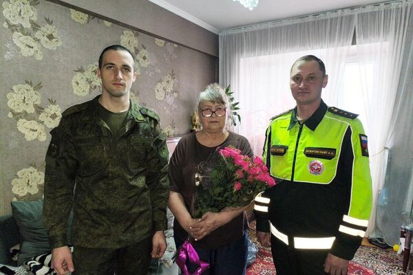  Российские летчики и военные автоинспекторы посетили вдов и дочерей бывших военнослужащих - Sputnik Кыргызстан