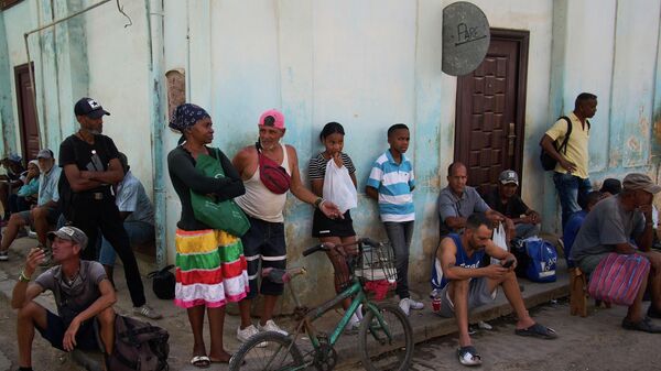 Люди на улицах столицы Кубы Гаваны - Sputnik Кыргызстан