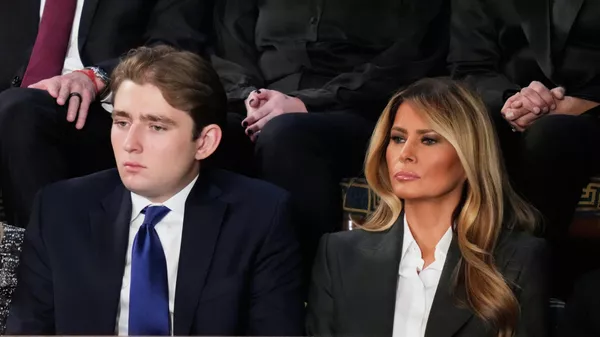 Бэррон Трамп энеси Мелания Трамп менен. Архив - Sputnik Кыргызстан