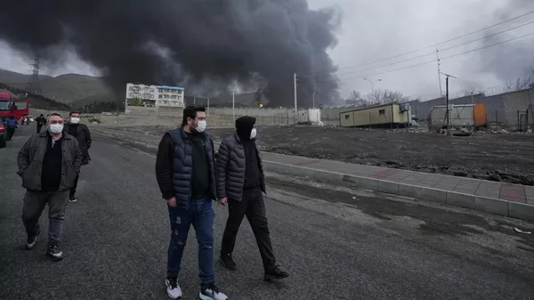 Тегерандагы мунай сактагычындагы жарылуудан кийинки түтүн - Sputnik Кыргызстан