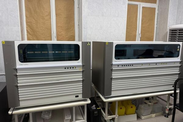 После этого экс-директор заключил договор с ОсОО &quot;М&quot; на поставку реагентов для данных лабораторий. На протяжении пяти лет компания поставляла реагенты по завышенным ценам, а часть средств в виде &quot;отката&quot; передавалась директору центра. - Sputnik Кыргызстан