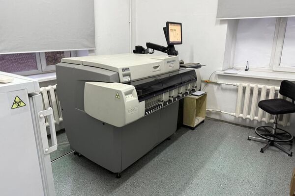 По данным спецслужбы, в учреждении установили дорогостоящее медицинское оборудование — лабораторию ПЦР марки Cobas S201 и лабораторию-ихла марки ARCHITECT Plus и ABBOTT - Sputnik Кыргызстан