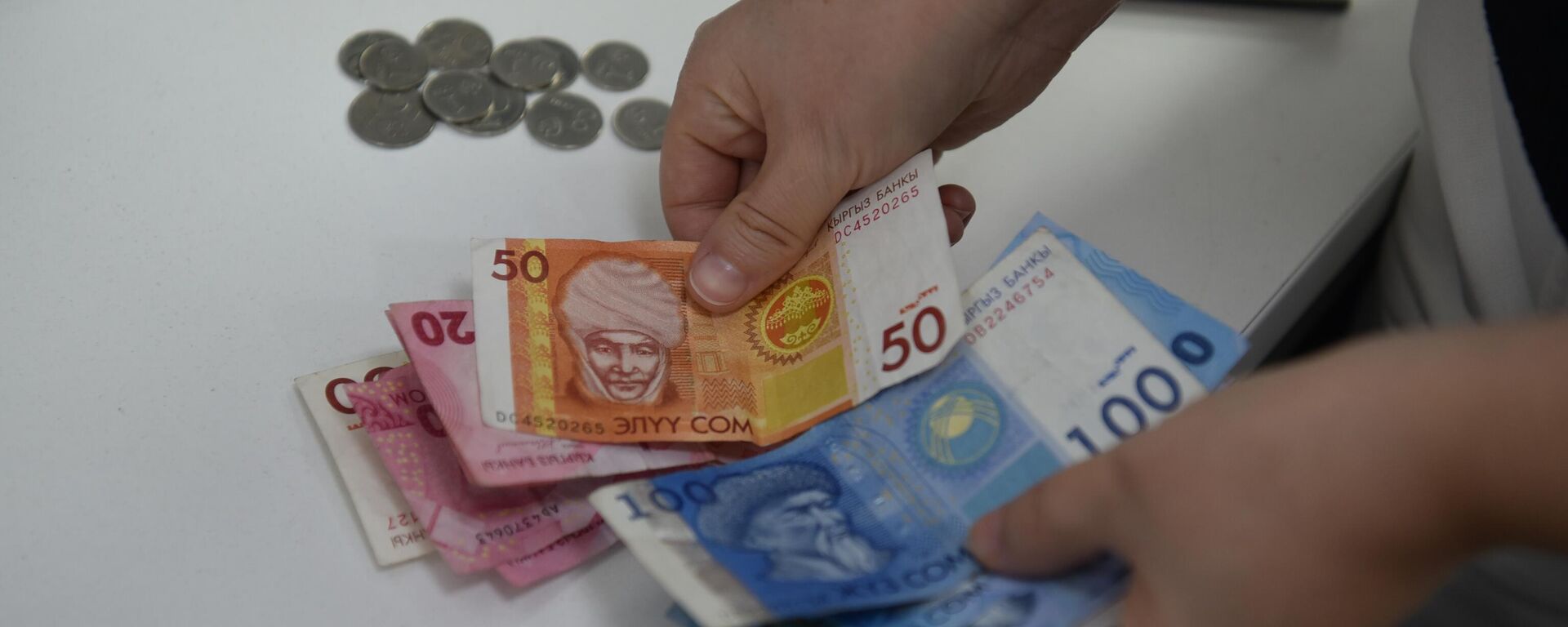 Девушка считает деньги - Sputnik Кыргызстан, 1920, 11.03.2026