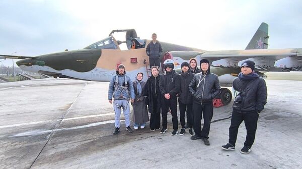 На российской авиабазе в Канте прошла экскурсия для учеников пяти местных школ - Sputnik Кыргызстан