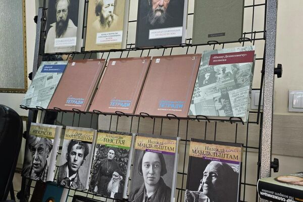 Руководитель представительства Россотрудничества в КР Альберт Зульхарнеев отметил, что в Русском доме есть хорошая библиотека и туда приходит много читателей - Sputnik Кыргызстан