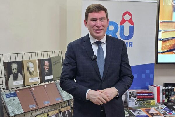 Руководитель представительства Россотрудничества в КР Альберт Зульхарнеев отметил, что в Русском доме есть хорошая библиотека и туда приходит много читателей - Sputnik Кыргызстан