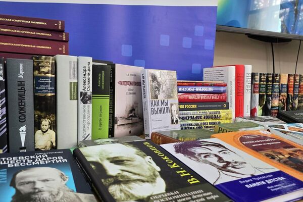 Руководитель представительства Россотрудничества в КР Альберт Зульхарнеев отметил, что в Русском доме есть хорошая библиотека и туда приходит много читателей - Sputnik Кыргызстан