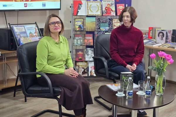 Руководитель представительства Россотрудничества в КР Альберт Зульхарнеев отметил, что в Русском доме есть хорошая библиотека и туда приходит много читателей - Sputnik Кыргызстан