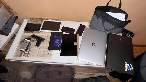 Техсредства и предметы, изъятые по месту жительства подозреваемой в Бишкеке - Sputnik Кыргызстан