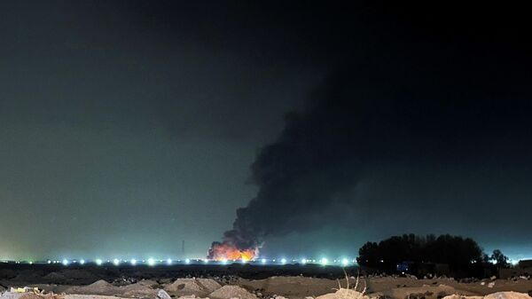 Пожар в иракском порту Басра - Sputnik Кыргызстан