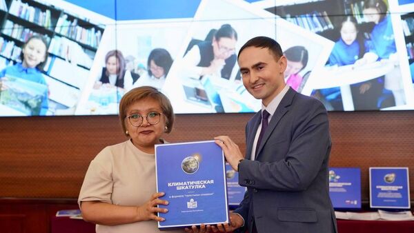 Министерству просвещения КР передали более 1 000 комплектов образовательной программы Климатическая шкатулка  - Sputnik Кыргызстан