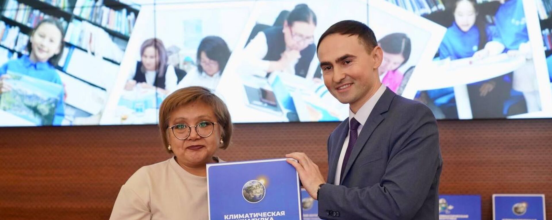 Министерству просвещения КР передали более 1 000 комплектов образовательной программы Климатическая шкатулка  - Sputnik Кыргызстан, 1920, 12.03.2026