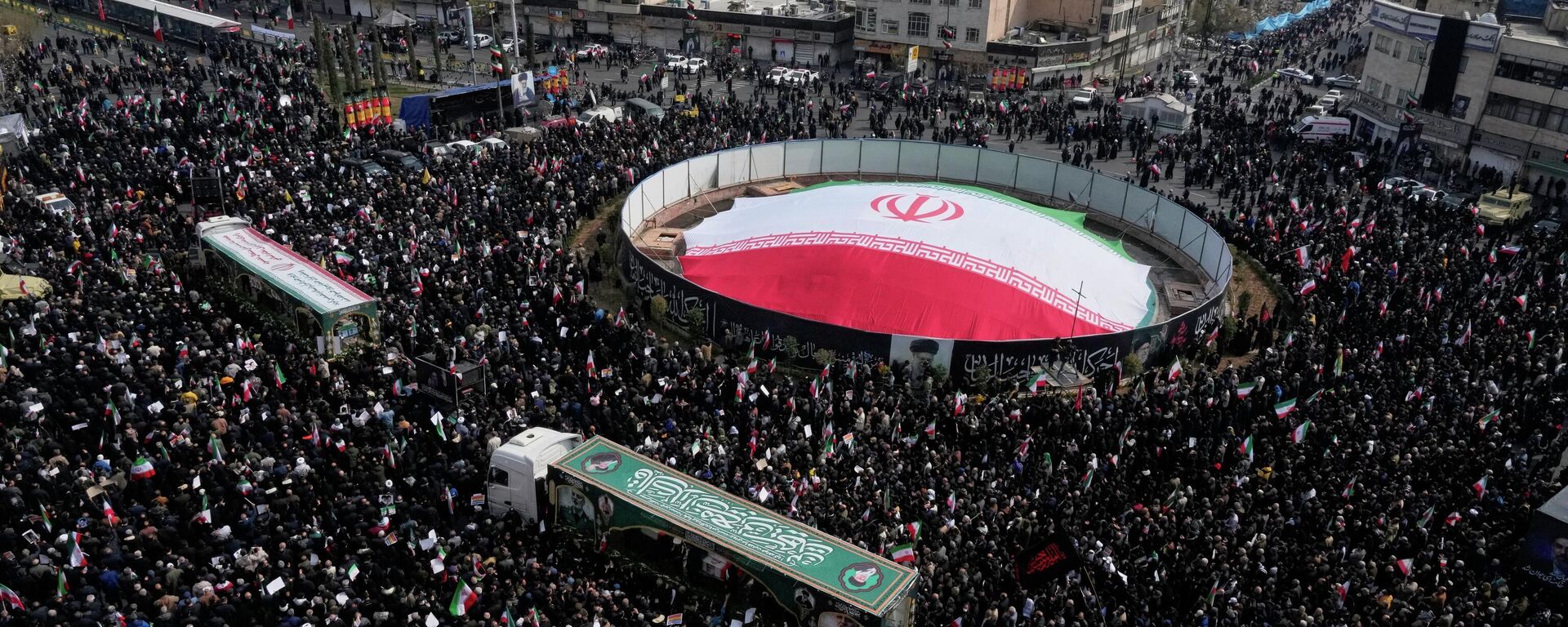 Похороны высокопоставленных иранских военных чиновников, погибших в результате удара США и Израиля - Sputnik Кыргызстан, 1920, 12.03.2026