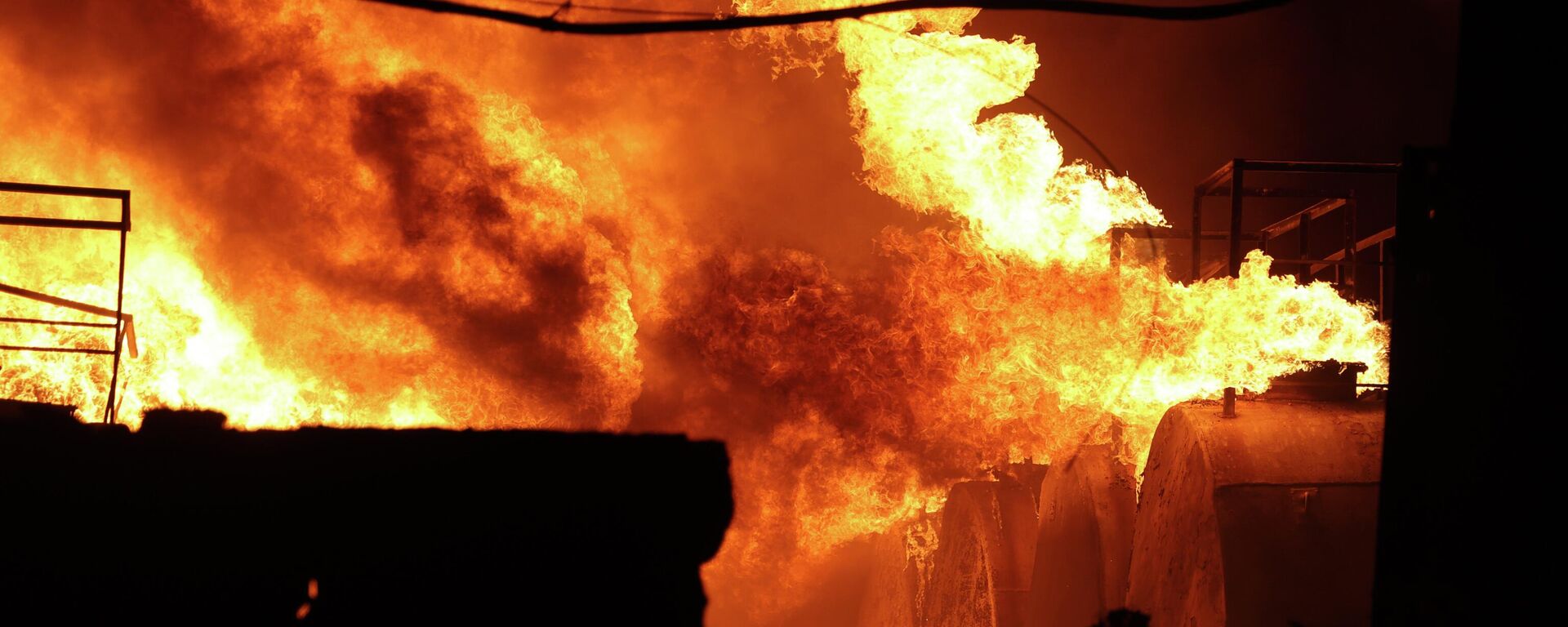 Пожар на нефтебазе. Архивное фото - Sputnik Кыргызстан, 1920, 13.03.2026