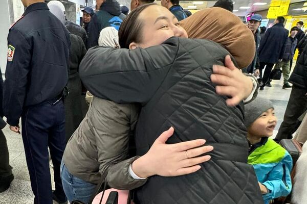 В Бишкек из Кувейта, Бахрейна и Катара доставили 142 кыргызстанца - Sputnik Кыргызстан