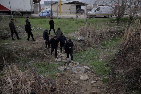 Мэр Жанар Акаев тиешелүү мекеме-ишканалардын жетекчилери менен ишканалар курула турган аймактарга барды. - Sputnik Кыргызстан