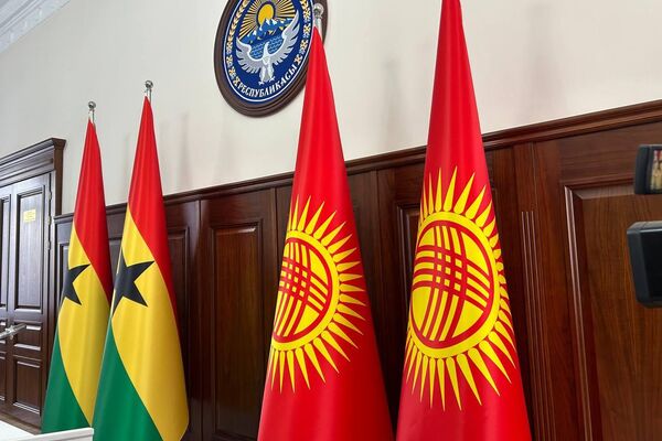 Глава МИД Ганы Сэмюэл Окудзето Аблаква в рамках официального визита в Кыргызстан провел переговоры с кыргызским коллегой - Sputnik Кыргызстан