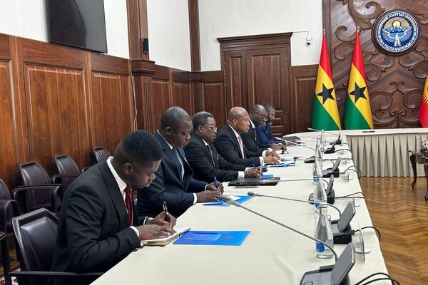 Глава МИД Ганы Сэмюэл Окудзето Аблаква в рамках официального визита в Кыргызстан провел переговоры с кыргызским коллегой - Sputnik Кыргызстан