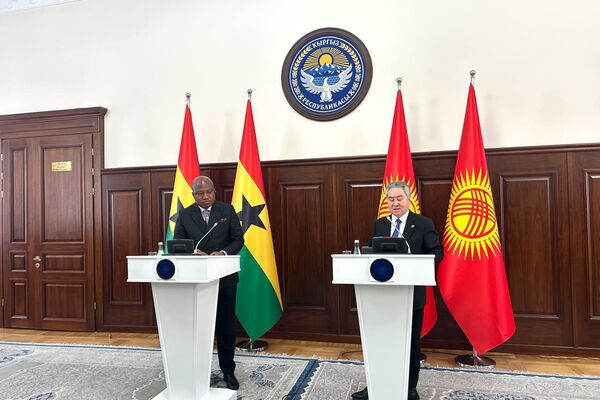 Глава МИД Ганы Сэмюэл Окудзето Аблаква в рамках официального визита в Кыргызстан провел переговоры с кыргызским коллегой - Sputnik Кыргызстан