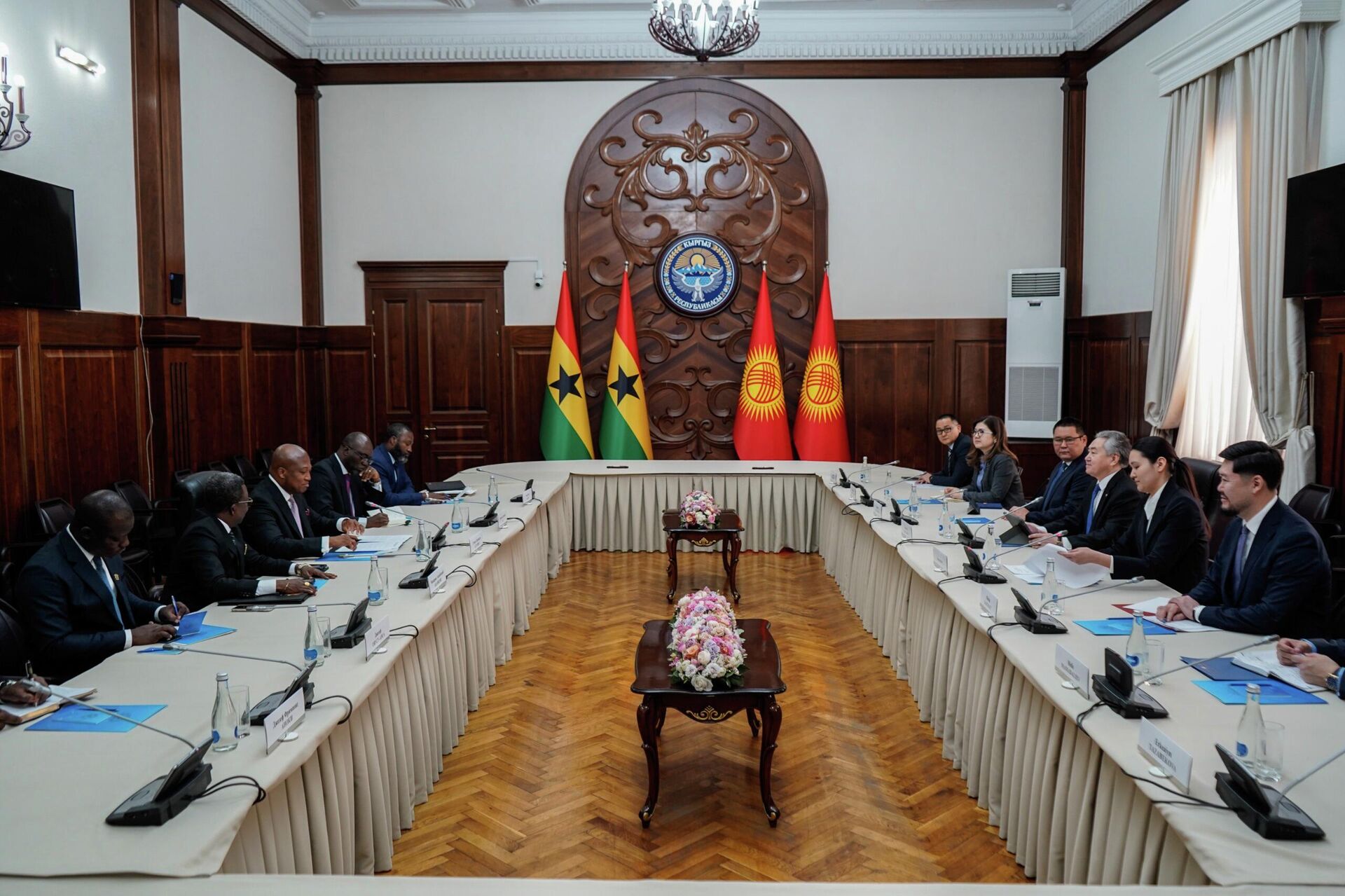 Глава МИД Ганы Сэмюэл Окудзето Аблаква находится с официальным визитом в Кыргызстане - Sputnik Кыргызстан, 1920, 16.03.2026