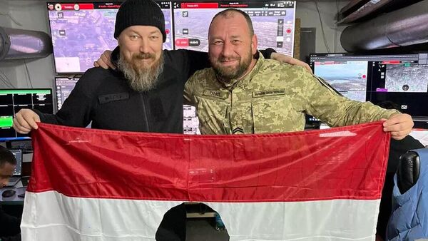 Посол Украины в Венгрии Федор Шандор (справа) с командующим силами беспилотных систем ВСУ Робертом Бровди - Sputnik Кыргызстан