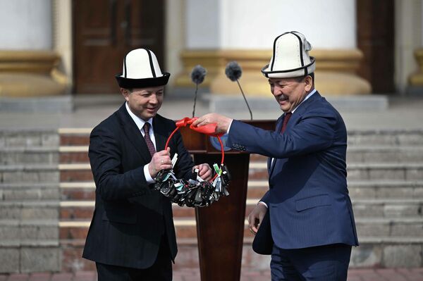 Глава кабинета министров Адылбек Касымалиев передал 117 служебных автомобилей учреждениям культуры - Sputnik Кыргызстан