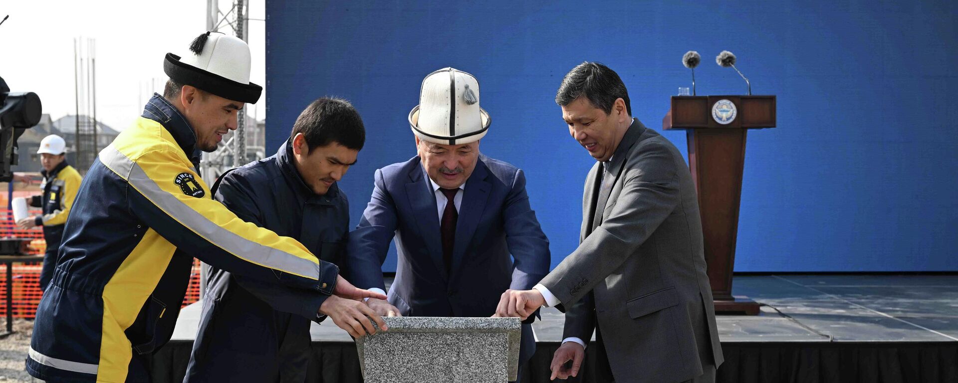 Бишкекте майыптыгы бар балдарга салына турган бала бакчанын курулушуна мезгил кутучасы салынды   - Sputnik Кыргызстан, 1920, 17.03.2026