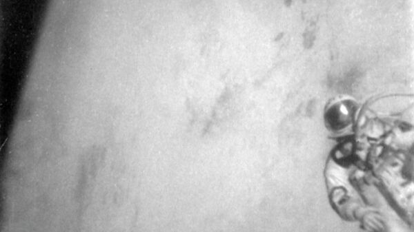 61 жыл мурда Леонов ачык космоско чыккан. Тарыхый видео  - Sputnik Кыргызстан