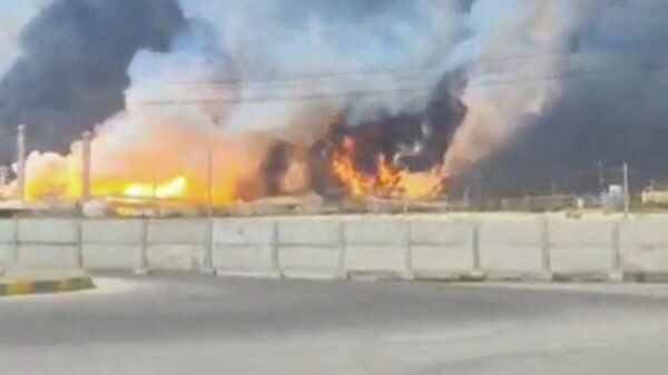 Дым и огонь поднимаются над газовым месторождением Южный Парс  - Sputnik Кыргызстан