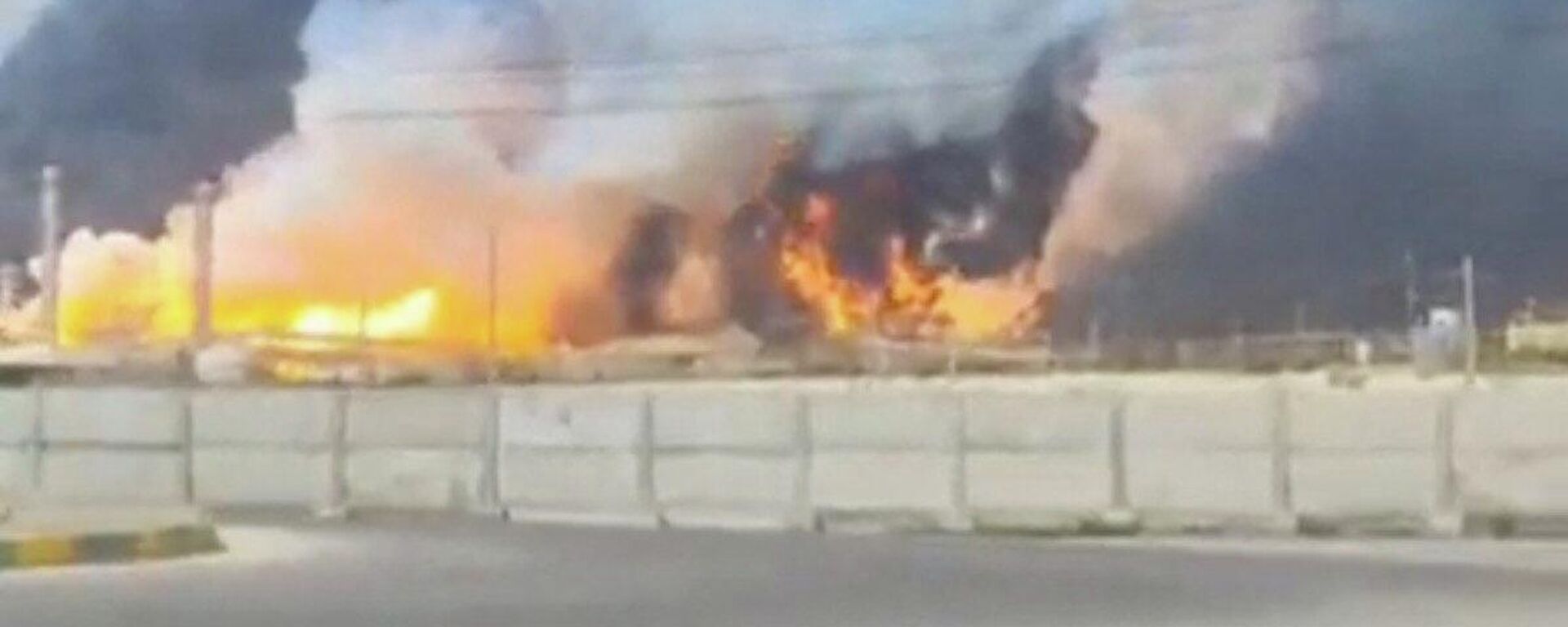 Дым и огонь поднимаются над газовым месторождением Южный Парс  - Sputnik Кыргызстан, 1920, 19.03.2026