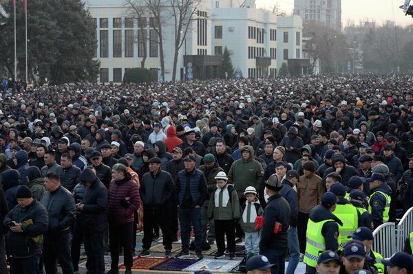 Порядок на мероприятии обеспечивали 3,5 тысячи сотрудников милиции - Sputnik Кыргызстан