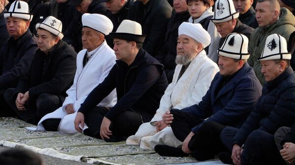 Садыр Жапаро айт намазга катышты
 - Sputnik Кыргызстан