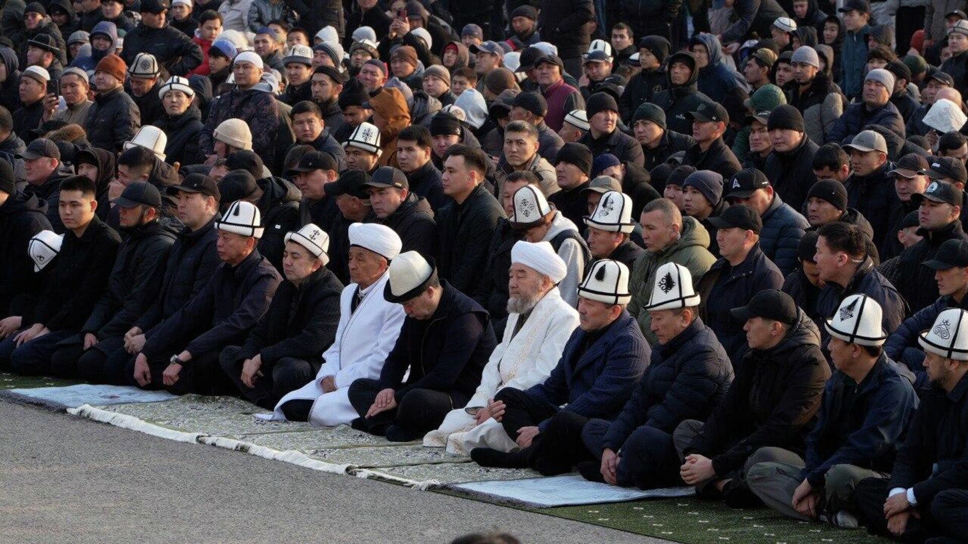 Садыр Жапаров принял участие в праздничном Айт-намазе 
 - Sputnik Кыргызстан, 1920, 20.03.2026