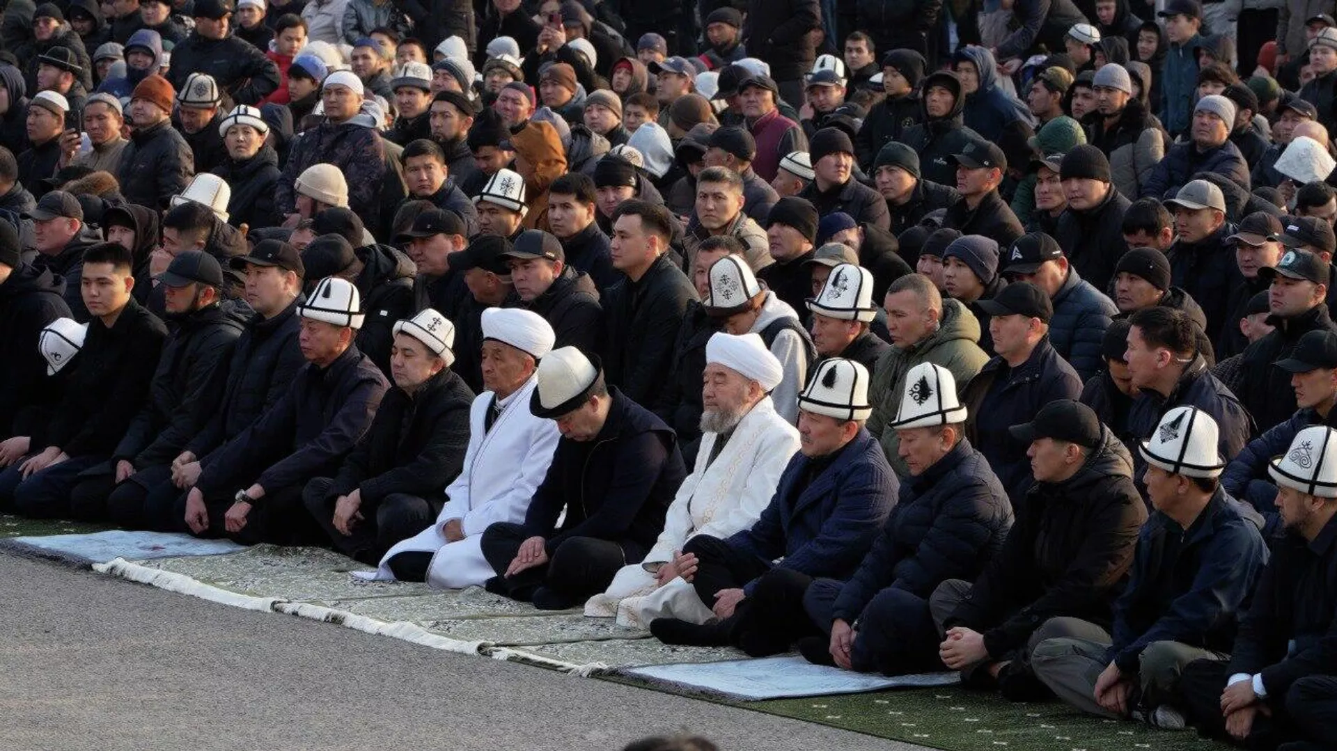 Садыр Жапаров принял участие в праздничном Айт-намазе 
 - Sputnik Кыргызстан, 1920, 20.03.2026