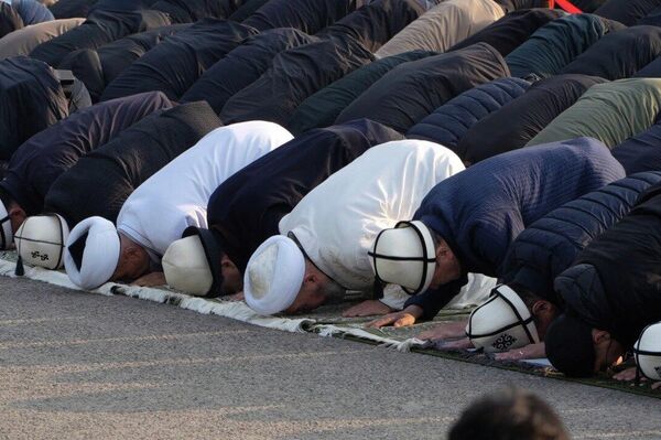 Ранее сообщалось, что Айт-намаз в этом году будет проходить только в мечетях. Однако позже власти сочли проведение молитвы на площади безопасным. - Sputnik Кыргызстан