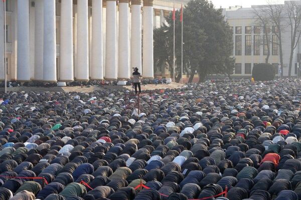 На Старой площади в Бишкеке состоялся праздничный Айт-намаз  - Sputnik Кыргызстан