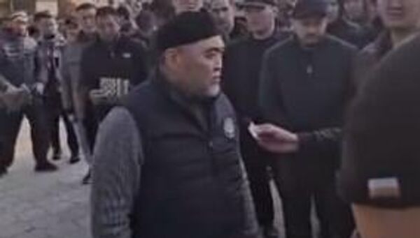 Экс-глава ГКНБ Камчыбек Ташиев  в мечети в микрорайоне Джал - Sputnik Кыргызстан