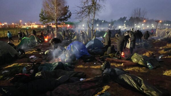 Мигранты с Ближнего Востока на белорусско-польской границе Мигранты с Ближнего Востока на белорусско-польской границе - Sputnik Кыргызстан