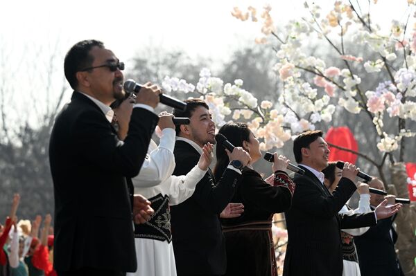 Праздник сопровождался культурной программой, депутаты парламента во главе с торага наблюдали за национальными играми и другими мероприятиями. - Sputnik Кыргызстан