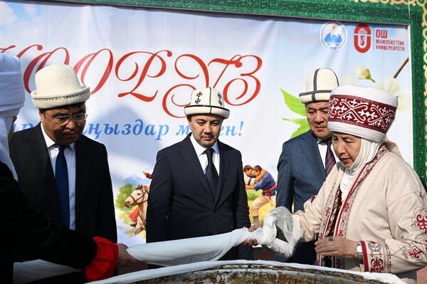 Торага подчеркнул, что Ош — один из древнейших городов Кыргызстана с историей, насчитывающей более трех тысяч лет. - Sputnik Кыргызстан