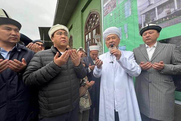 Айт намаздан кийин анын долбоору шаардыктарга тааныштырылган. Иш-чарага мэр Жанар Акаев катышкан. - Sputnik Кыргызстан