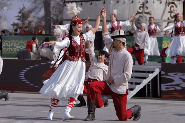 Депутаты Жогорку Кенеша во главе с торага наблюдали за проведением национальных игр и других мероприятий - Sputnik Кыргызстан