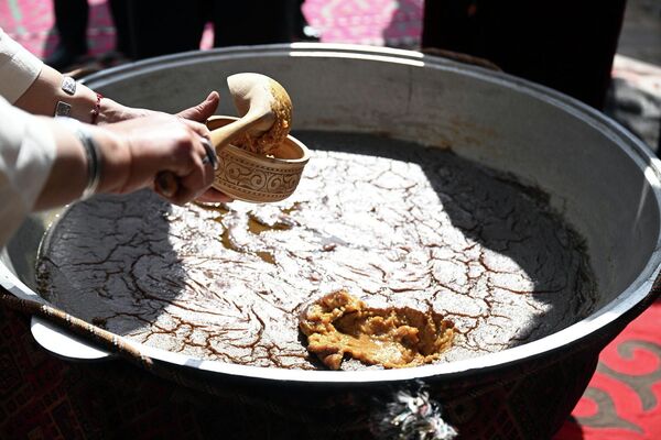 Отдельная юрта была посвящена церемонии открытия сумолока и его дегустации, символизирующим преемственность традиций и единство народа - Sputnik Кыргызстан