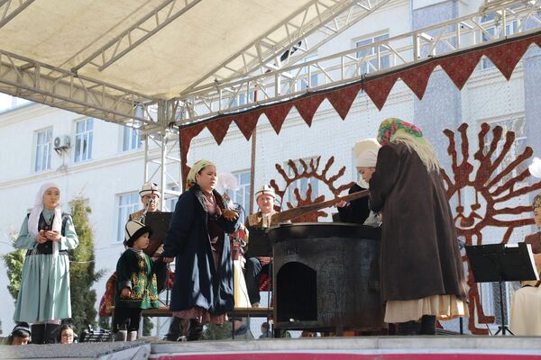 Сүмөлөк бышырган апалар менен эжелер - Sputnik Кыргызстан