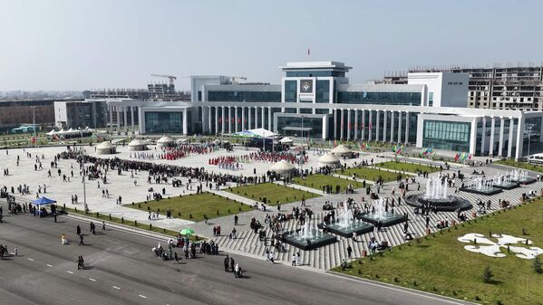 На центральной площади "Азаттык" города Манаса торжественно отметили праздник Нооруз - Sputnik Кыргызстан