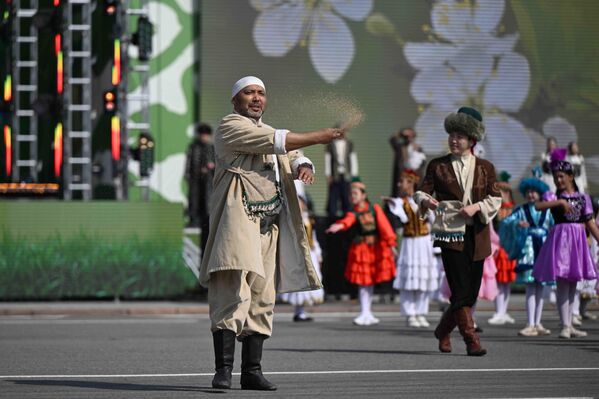 На площади был развернут юрточный городок, представлены элементы традиционного быта, национальная кухня, ремесла и выступления творческих коллективов, отражающие богатое культурное наследие народа Кыргызстана - Sputnik Кыргызстан