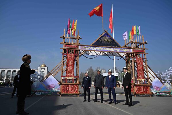 Глава кабмина Адылбек Касымалиев на праздновании Нооруза: "Мир - высшая ценность, а единство - основа благополучия". - Sputnik Кыргызстан