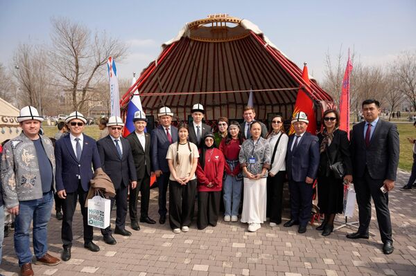 Праздник также посетили почетные гости, среди которых заместитель мэра Азамат Кадыров, руководитель Россотрудничества в Кыргызстане Альберт Зульхарнеев, депутаты Жогорку Кенеша Гуля Кожокулова, Дастан Бекешев, вице-спикер Жогорку Кенеша Болот Ибрагимов, а также представители КРСУ - Sputnik Кыргызстан